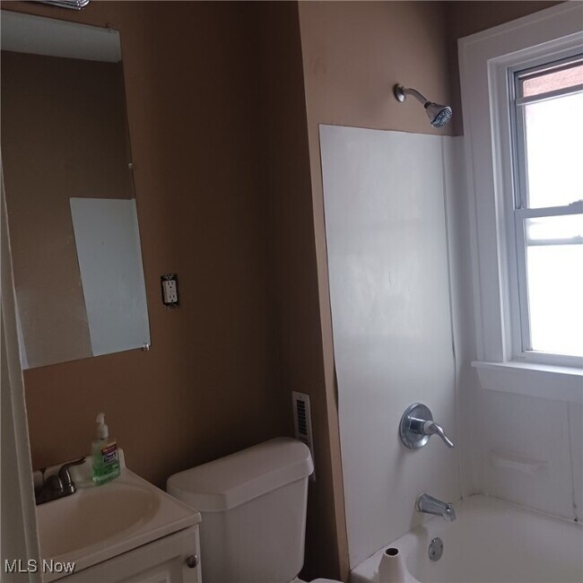 Building Photo - 4105 E 139th St