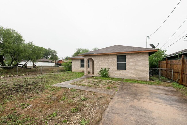 Building Photo - 3-BEDROOM HOME IN LOMA PARK