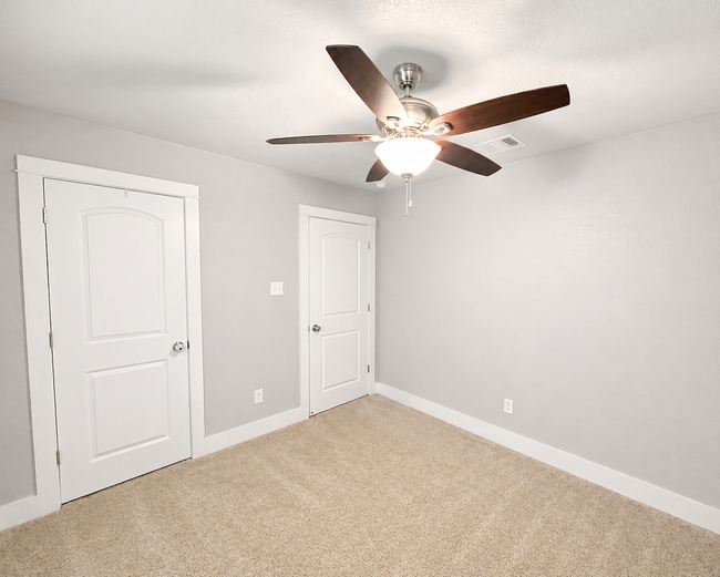Building Photo - AVAILABLE FOR MOVE-IN WITH A 2-WEEK NOTICE
