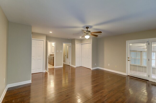Building Photo - Renovated Brick Ranch!