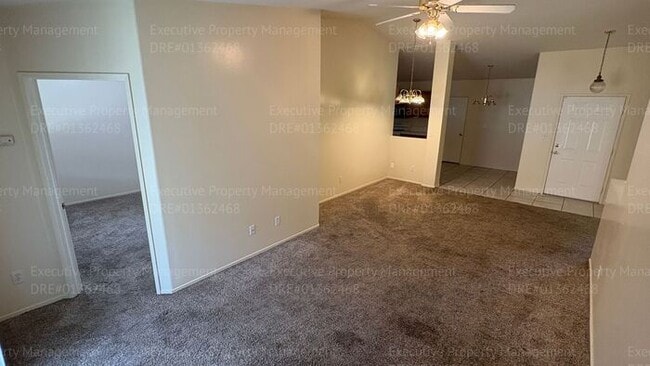 Building Photo - 4 bedroom 2 bathroom split wing home in North Bakersfield