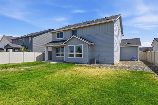 Building Photo - 5 Bedroom, 2.5 Bathroom home located in Southeast Boise