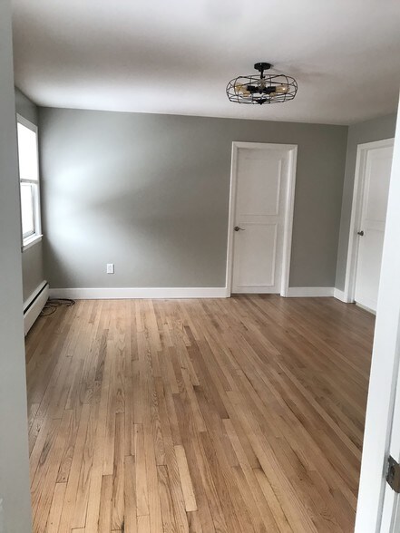 Family room - 748 Feura Bush Rd