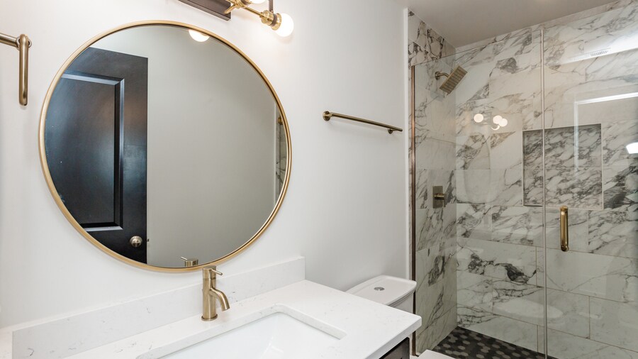 Bathroom - 1327 N Wicker Park Ave