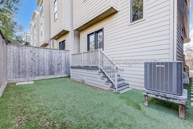 Building Photo - 1215 W 24th St