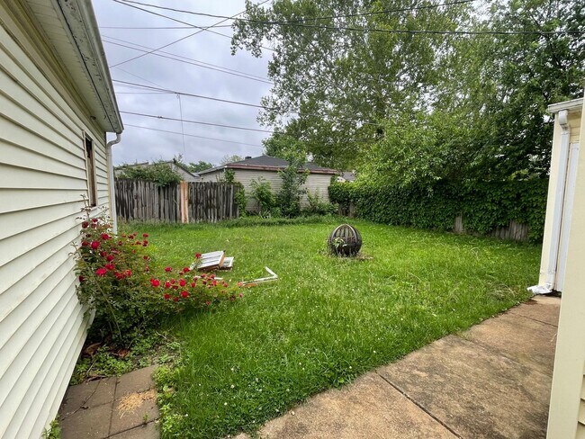 Building Photo - Remodeled 2 Bedroom Home Available in June