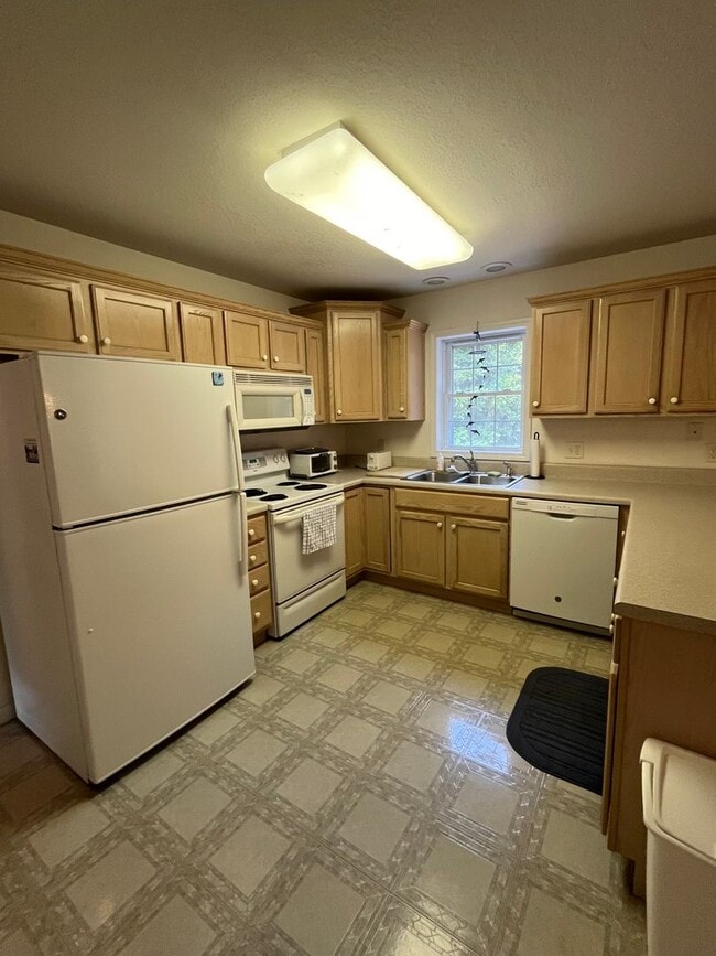 Building Photo - 3 Bedroom/2 Bathroom Furnished Rental Available from June 15, 2026 through March 31, 2027