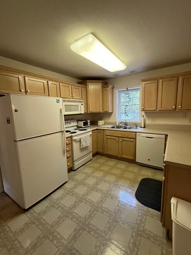 Building Photo - 3 Bedroom/2 Bathroom Furnished Rental Available through March 31, 2027
