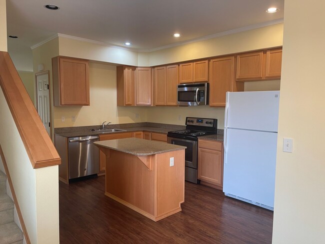 Building Photo - Spacious 3 Bedroom 2.5 Bath Condo Located ...