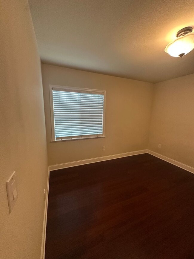 Building Photo - Gorgeous, 3 bedroom, 2.5 bath home, ready for move in