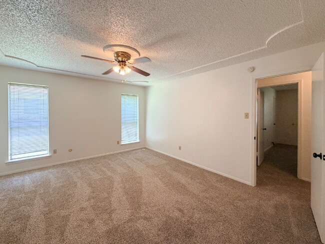 Building Photo - 3 Bedroom, 2 Bath Home in Burleson - Great Location!
