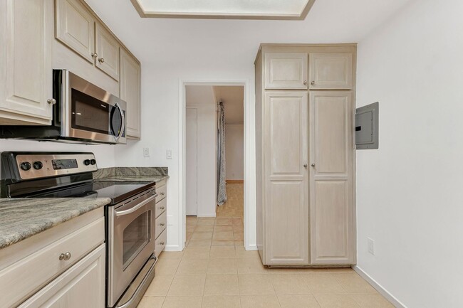 Building Photo - 4950 Louise Ave