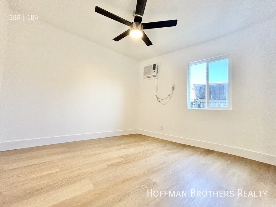 Building Photo - 327 S Ave 59