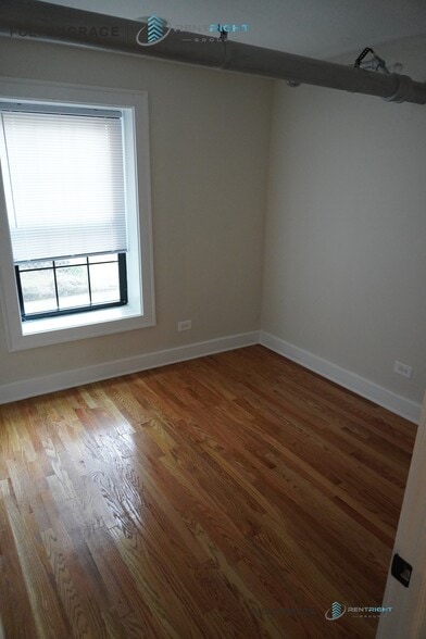 Building Photo - 1712 W Albion Ave