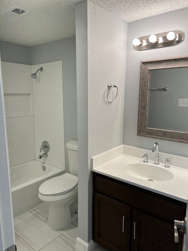 Building Photo - 711 Harbour Town Dr