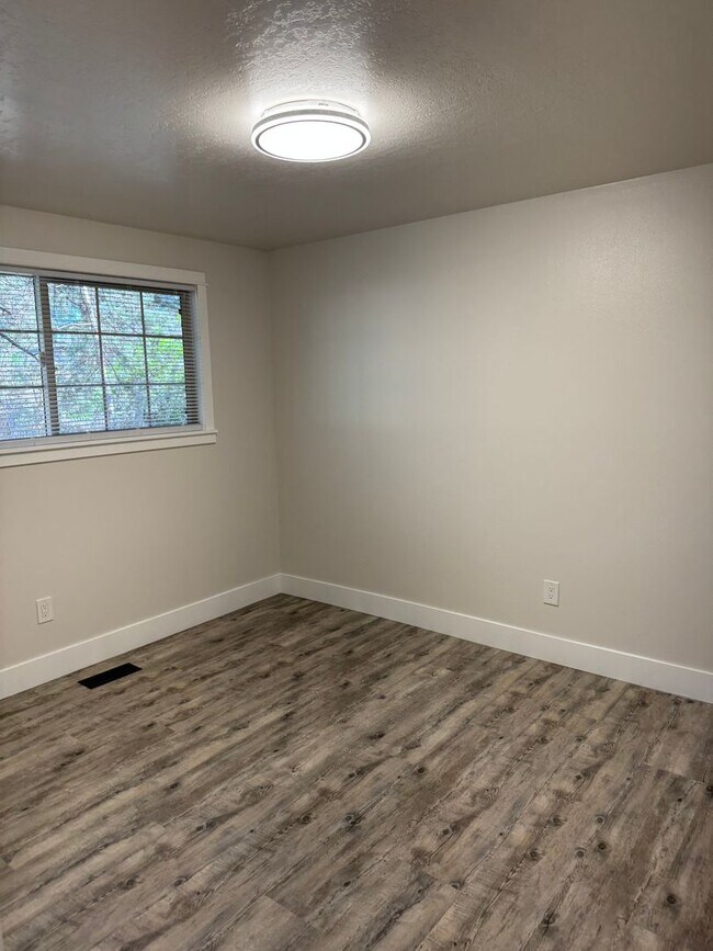 Building Photo - Updated Duplex in SE Bend