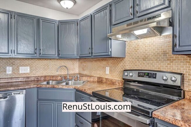Building Photo - Now Available 3 bedroom 2.5 baths