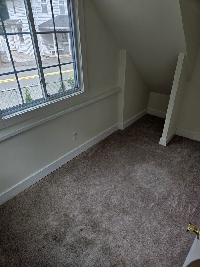 studio or small bed - 164-2 Bridgeport Ave