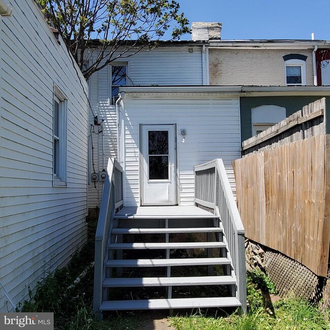 Building Photo - 314 S Locust St