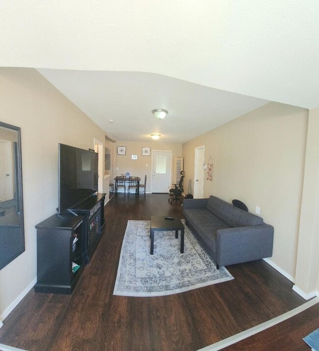 Building Photo - 3Bdrm Affordable, Quiet and Washer-Dryer Inside!