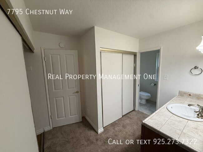 Building Photo - 7795 Chestnut Way