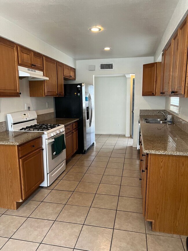 Building Photo - Cute 3 Bedroom Home