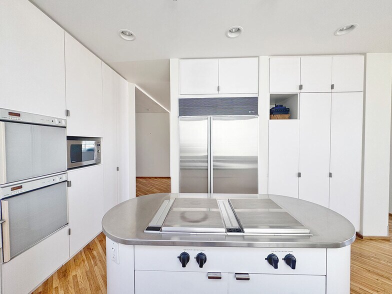 Building Photo - 3505 Ocean Front Walk
