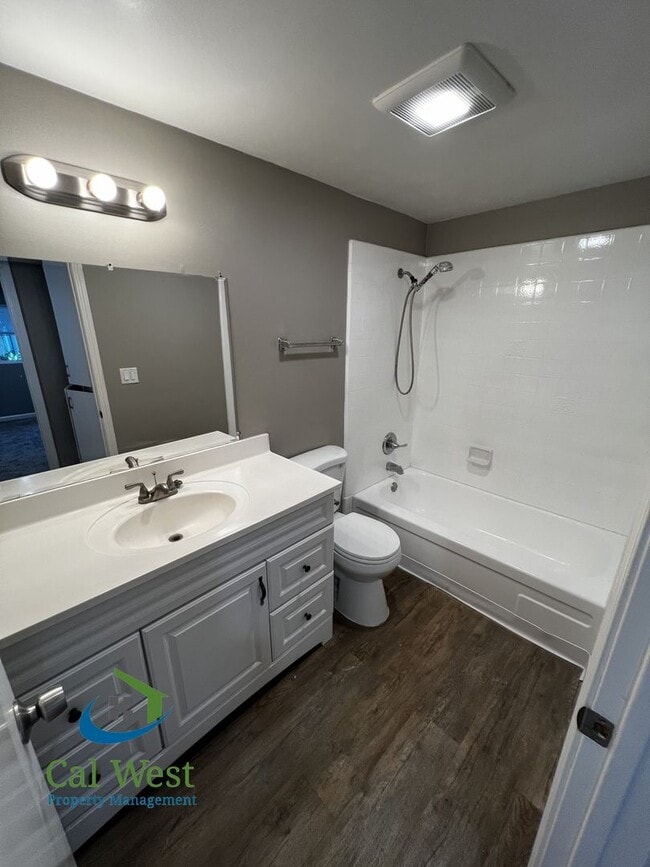 Building Photo - $2695 Remodeled 2 Bed/1 Bath Upstairs Unit