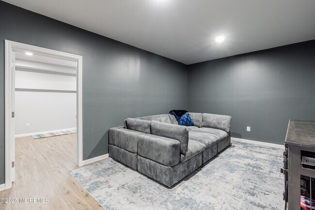 Building Photo - 1561 Scranton Ave