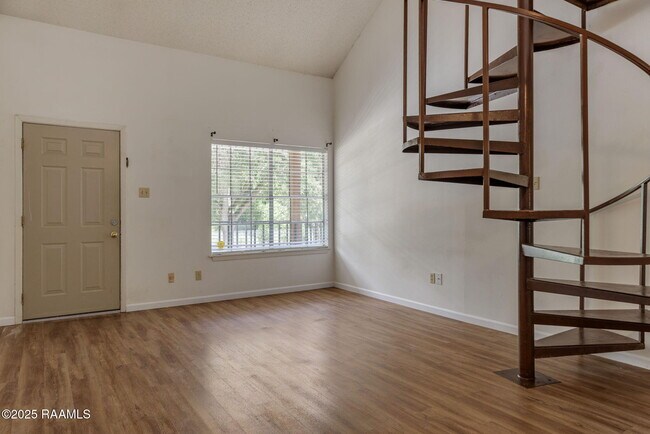 Building Photo - 300 Lozes Ave