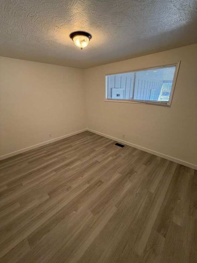 Building Photo - 2 Bedroom in Albany!