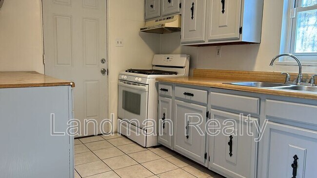 Building Photo - 464 Elias Dr