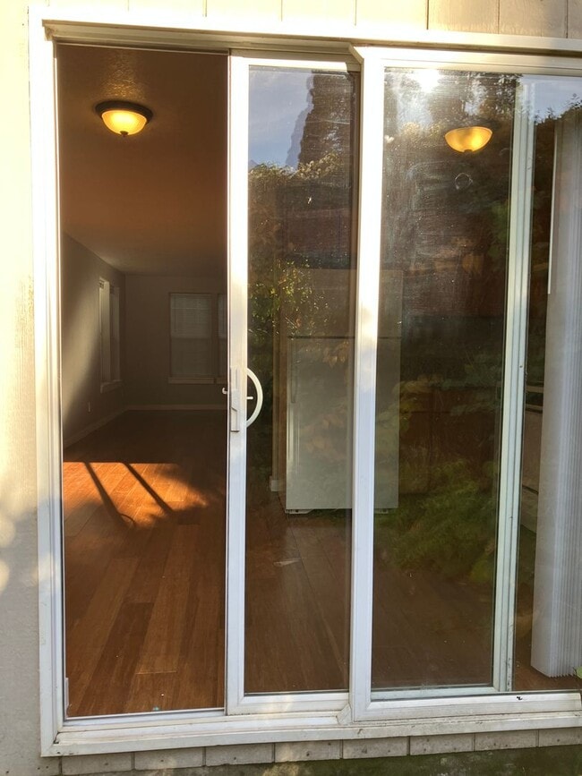 Building Photo - Townhouse, 1.5 bath, w/d in unit, private back patio, all dogs welcome!