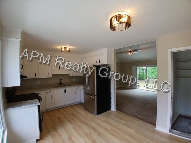 Building Photo - Newly Remodeled Home in Southeast Columbia