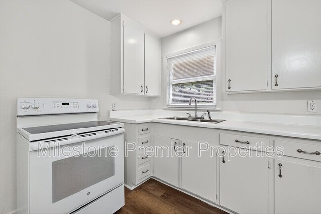 Building Photo - 1112 Redbud Rd