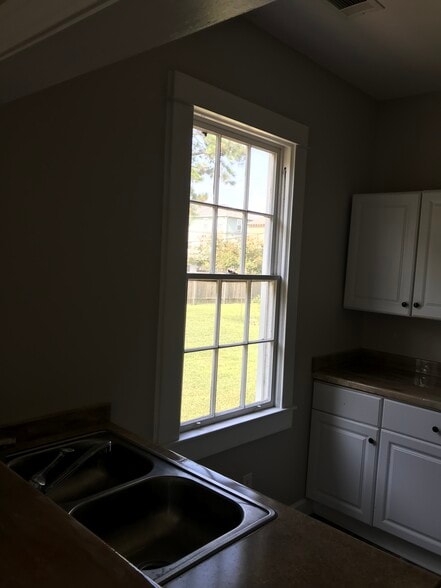 Building Photo - 5547 Woodlawn Pl
