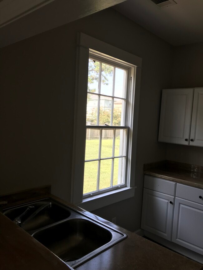 Building Photo - 5547 Woodlawn Pl