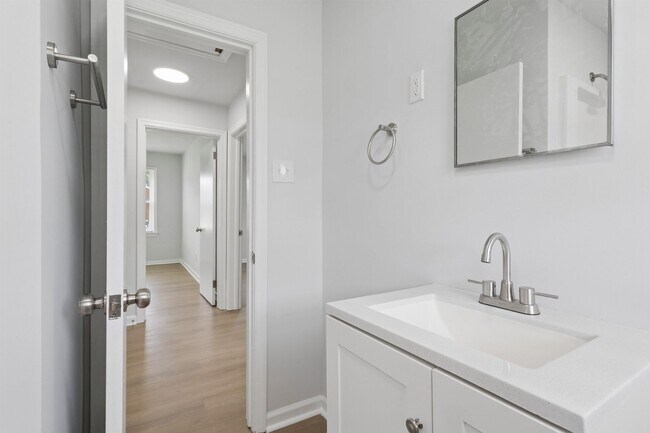 Building Photo - 3BR/1BA Renovated Brick Rancher | 1-Car Garage | Hampton – Coliseum Central