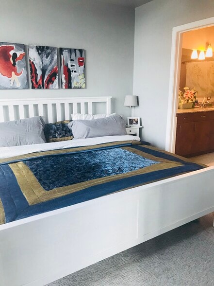 MASTER BEDROOM - 950 W Peachtree St NW