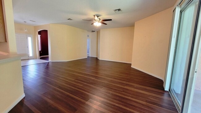 Building Photo - Large Citrus Springs 4/2/2