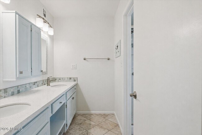 Building Photo - 3526 E Sahuaro Dr
