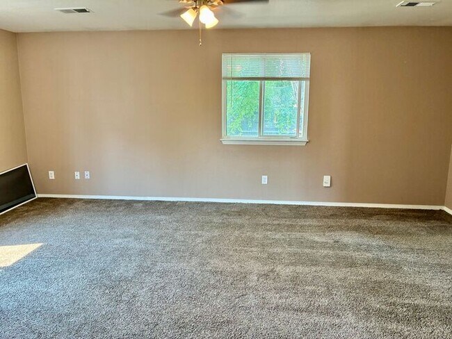Building Photo - Move-In Special: 2 Weeks Free! Spacious 3 Bed, 1.5 Bath Apartment in Longmont