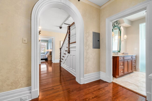 Building Photo - 5135 Ellsworth Ave