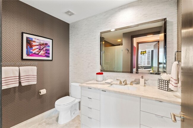 Building Photo - 5959 Collins Ave