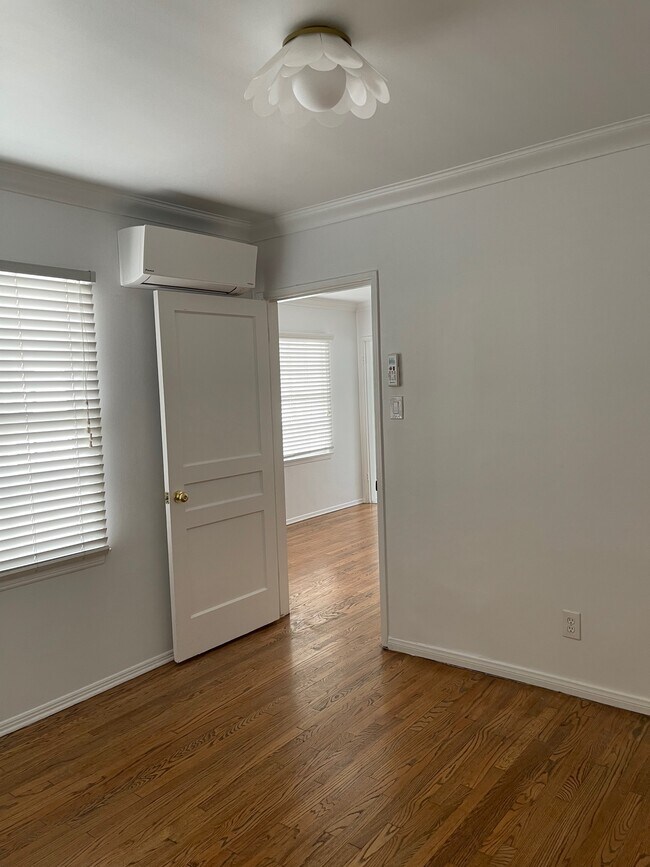 Building Photo - 2326 Oak St