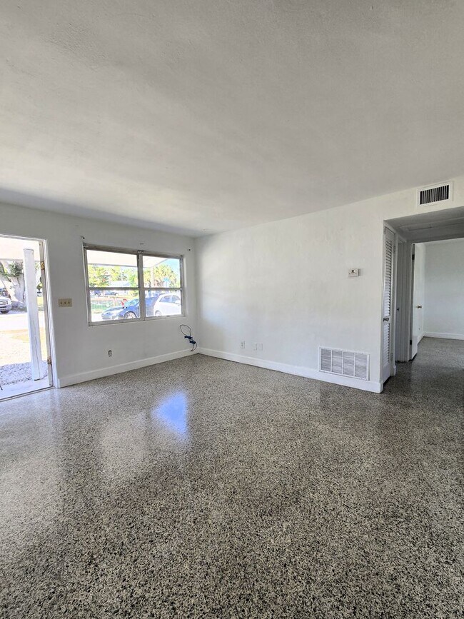 Building Photo - 1703 Edgewater Dr