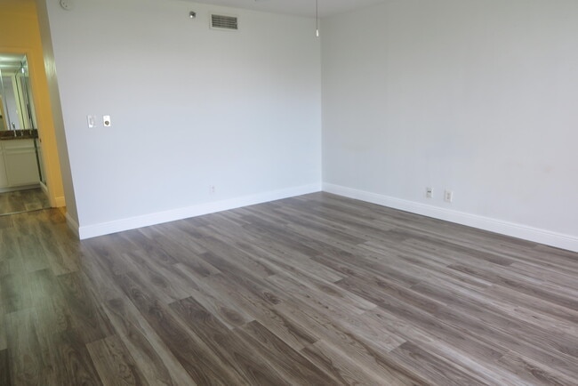 Building Photo - 6562 Boca Del Mar Dr