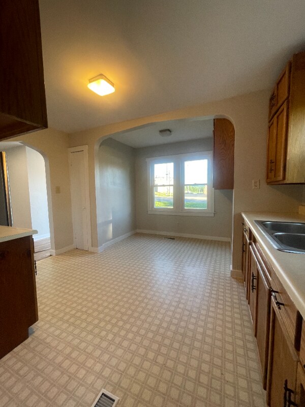 Building Photo - 1315 W Commerce St