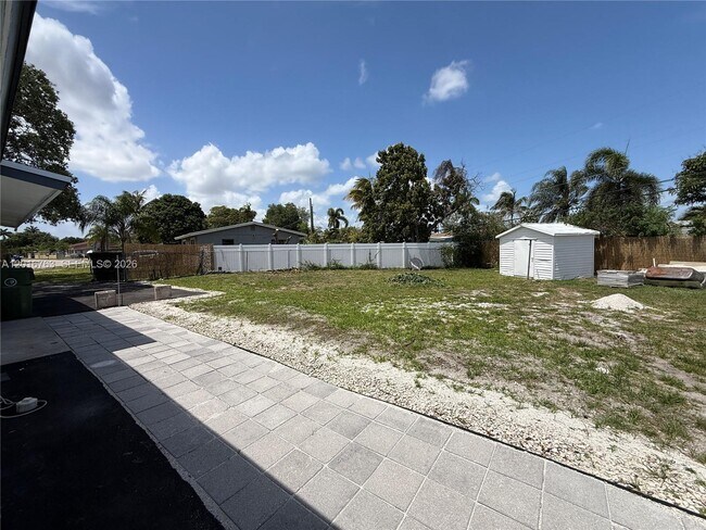 Building Photo - 1606 NW 12th Ave