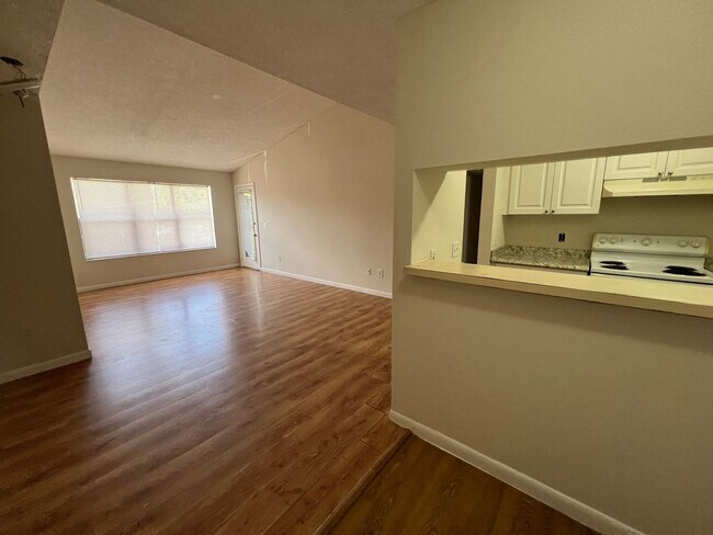 Building Photo - Gated 2/2 in Pompano